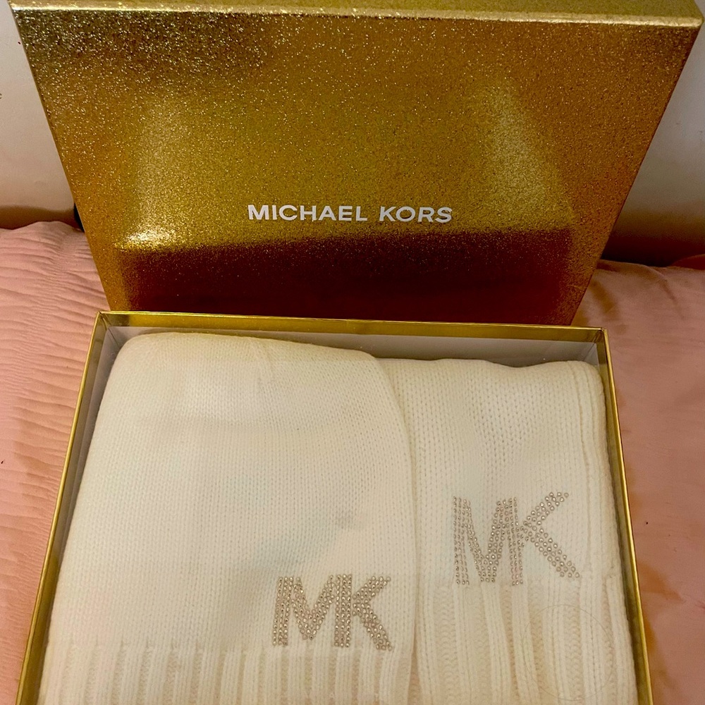 MICHAEL KORS Cream colored knitted Hat and Scarf set. adorned with MK logo.